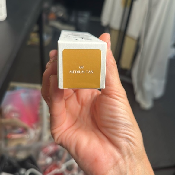 BOGO Huda Beauty GloWish Multi Dew Skin Tint•06 Medium Tan - Picture 4 of 4